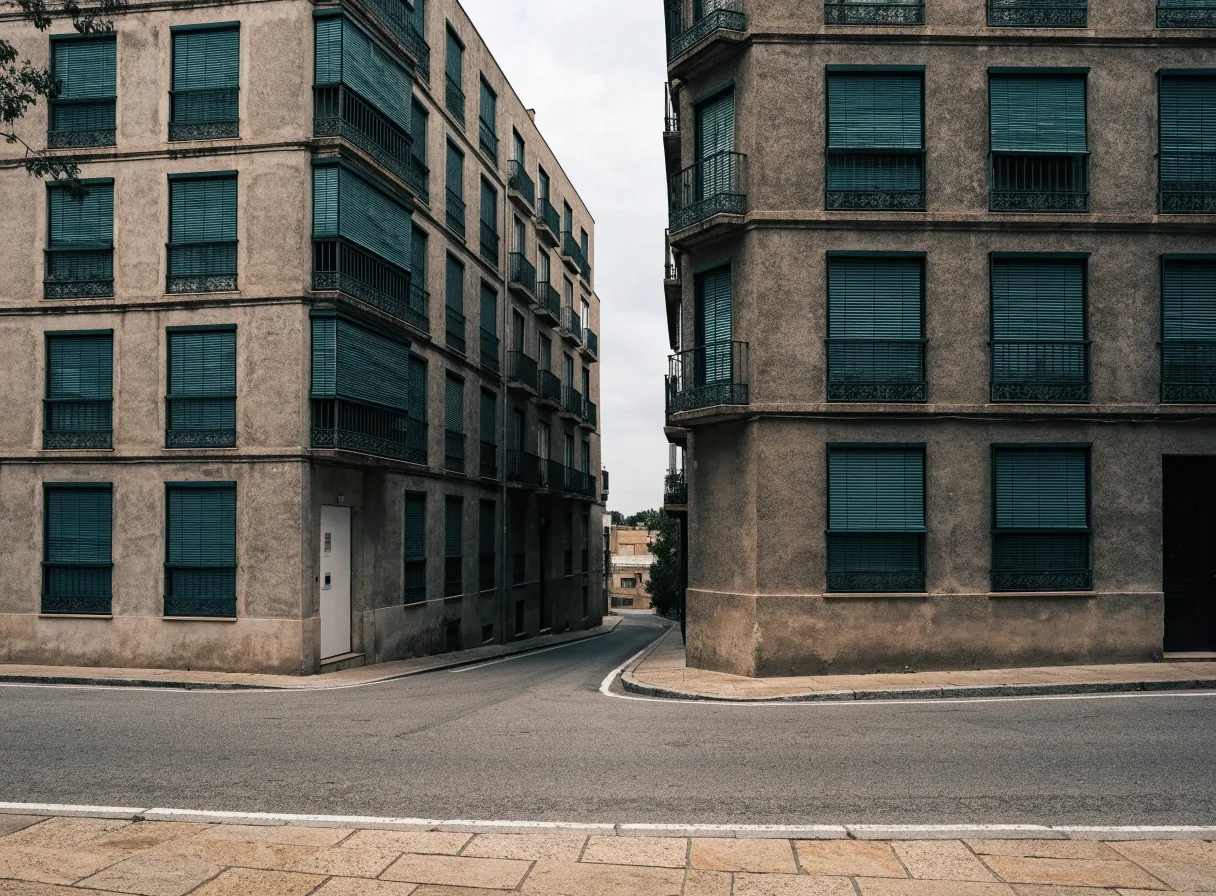 Fachada de un edificio residencial español con ventanas idénticas en perspectiva frontal